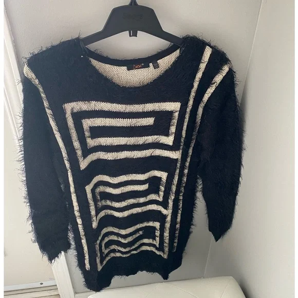 SOLD 🚫 Dex • Fuzzy thick black long sleeve shirt with cream design 🖤 - Picture 2 of 10